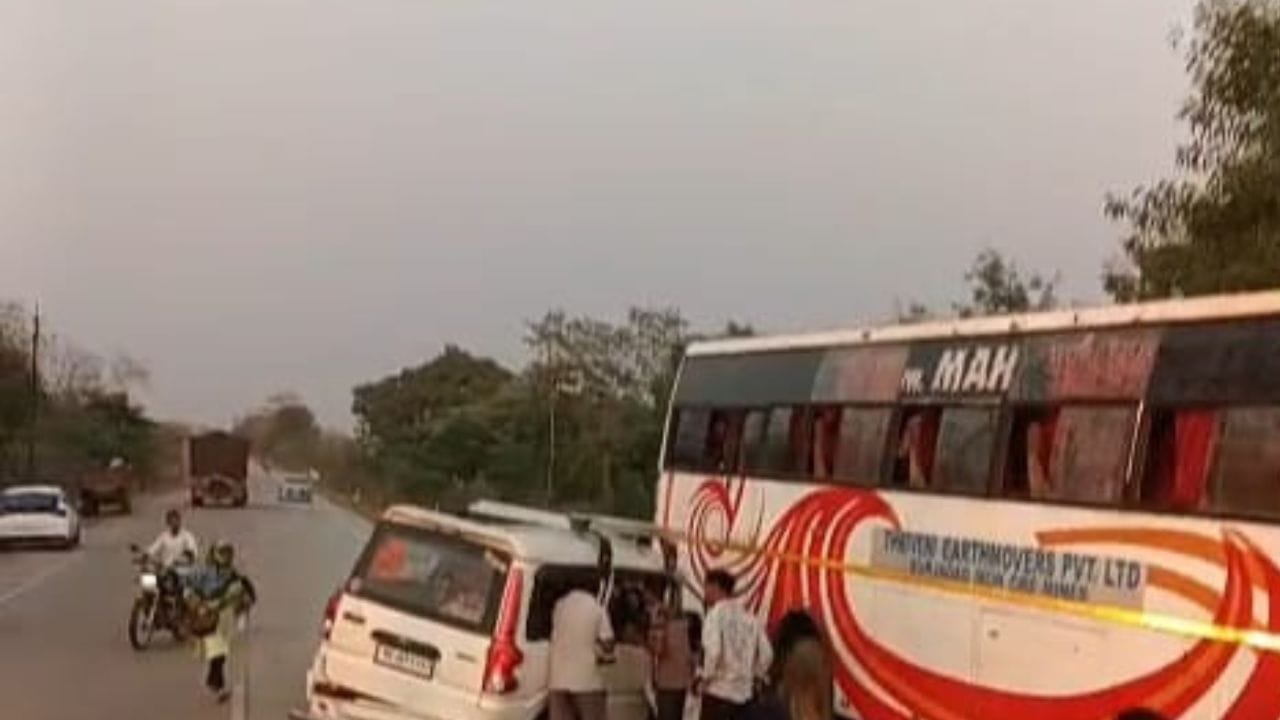 गडचिरोली जिल्ह्यात अपघाताची दुर्दैवी घटना घडली आहे. या अपघातामध्ये पाच जणांचा मृत्यू झाला असून, सहा जण गंभीर जखमी झाले आहेत. स्कॉर्पिओने खासगी ट्रॅव्हल बसला धडक दिल्यानं हा भीषण अपघात झाला आहे.  