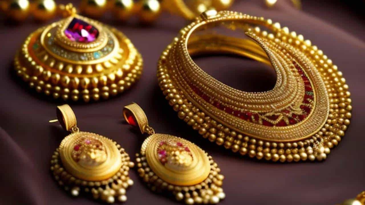 संपूर्ण जगाला युद्धाच्या झळा बसत असून तणाव जाणवत आहे. जगात अशांतता असून बाजारात मात्र मौल्यवान धातू असलेल्या सोन्या-चांदीच्या दरात सतत चढउतार सुरू आहेत. पाडव्याच्या दिवशी सोनं कोसळल होतं, तर काल याच सोन्याचे भाव पुन्हा वाढलेले दिसले. पण आज, वीकेंडला सोन्याचा भाव काय आहे, सोनं खरेदी करता येण्यासारखे दर आहेत का ?