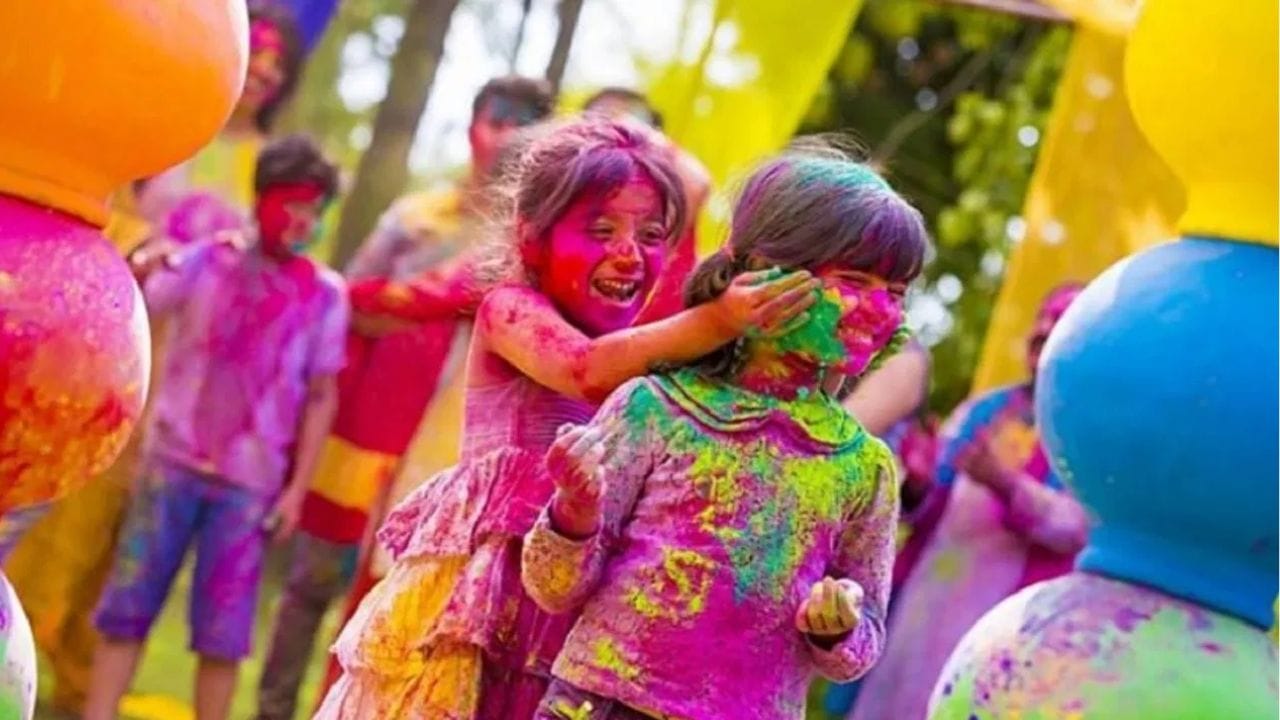 होळी हा रंगाचा उत्सव आहे, या दिवशी आपण रंगांची उधळण करून आनंद साजरा करतो, अनेकजण या उत्सवाची आतुरतेनं वाट पहात असतात. तुम्ही या दिवशी आपल्या प्रियजनांना होळीच्या रंगमय शुभेच्छा देऊन त्यांचा आनंदात सहभागी होऊ शकतात, चला तर मग जाणून घेऊयात होळी साठीच्या काही खास शुभेच्छा  