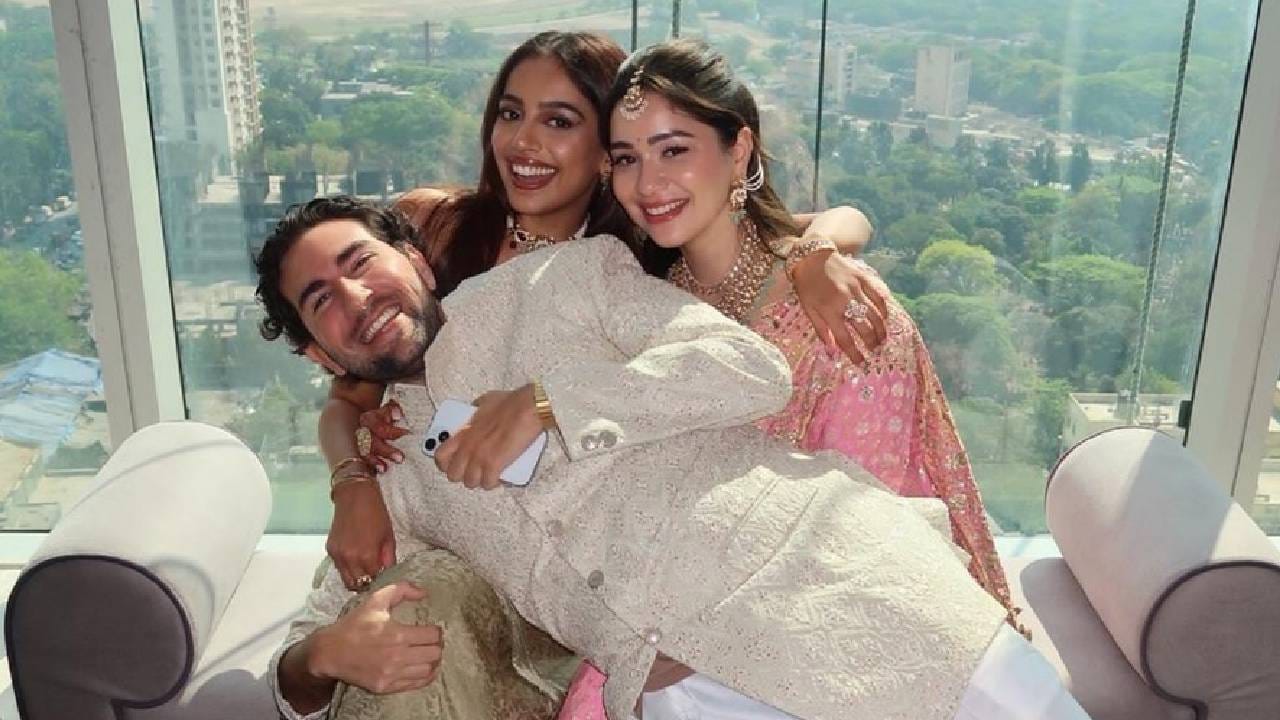 अर्जुन आणि सानियाचा विवाह मुंबईतील द सेंट रेजिस या आलिशान हॉटेलमध्ये पार पडला. या लग्नाची थीम "साज" होती. या लग्नात अमिताभ बच्चन, जया बच्चन, शाहरुख खान, गौरी खान, एमएस धोनी, साक्षी धोनी आणि युवराज सिंग यांच्यासह अनेक मोठे स्टार उपस्थित होते. मुकेश अंबानी देखील त्यांची पत्नी नीता अंबानी, मुलगा आकाश अंबानी आणि सून श्लोका अंबानी यांच्यासोबत उपस्थित होते.