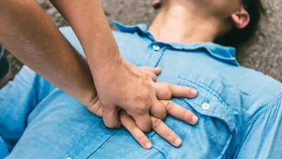 त्याचा श्वास थांबला, हृदय धडधडण बंद झालं, पण डॉक्टरांनी हार मानली नाही; मग जे घडलं तो चमत्कारच!