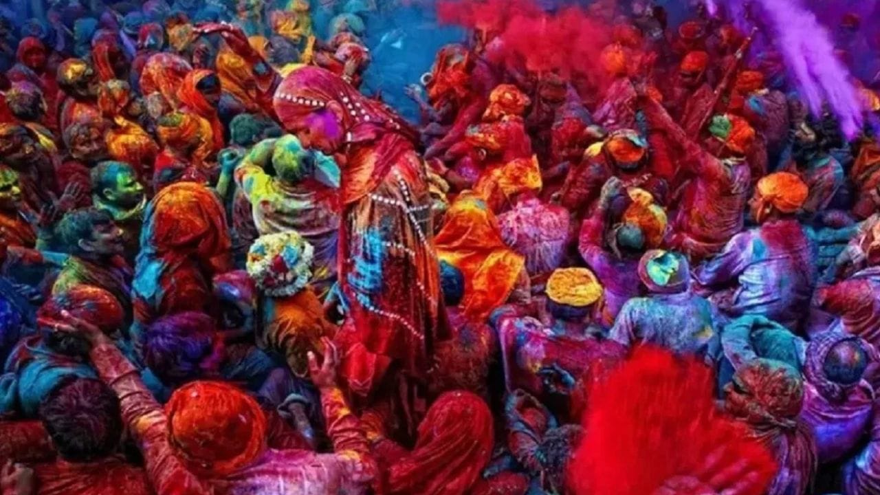 आज आपण असेच काही युनिक शुभेच्छा संदेश पहाणार आहोत, ज्याद्वारे तुम्ही तुमच्या प्रियजनांना धुलिवंदनाच्या शुभेच्छा देऊ शकतात. त्यांचा हा दिवस स्पेशल बनवू शकतात. धुलिवंदन महाराष्ट्रात सर्वत्र मोठ्या उत्साहात साजरी केले जाते. 