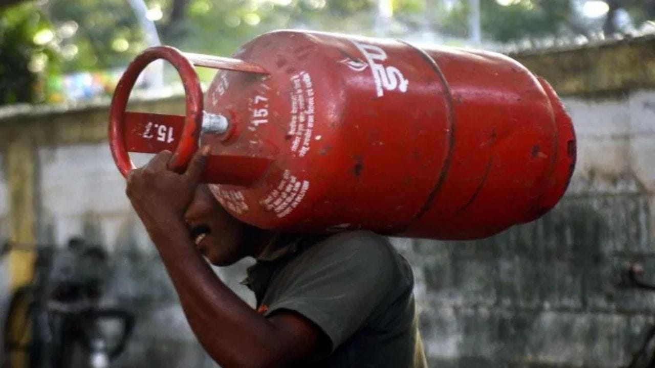 दरम्यान इराणच्या होर्मूज सामुद्रधुनीमधून भारताच्या काही  जहाजांना सोडण्यात येत आहे. मात्र तरी देखील युद्धाच्या पूर्वी जेवढा इंधनाचा पुरवठा मध्य पूर्वेतून होत होता, तितका पुरवठा आता होत नाहीये. व्यावसायिक सिलिंडर मिळत नसल्यानं हॉटेल चालकांवर आपला व्यावसाय बंद ठेवण्याची वेळ आली आहे. 