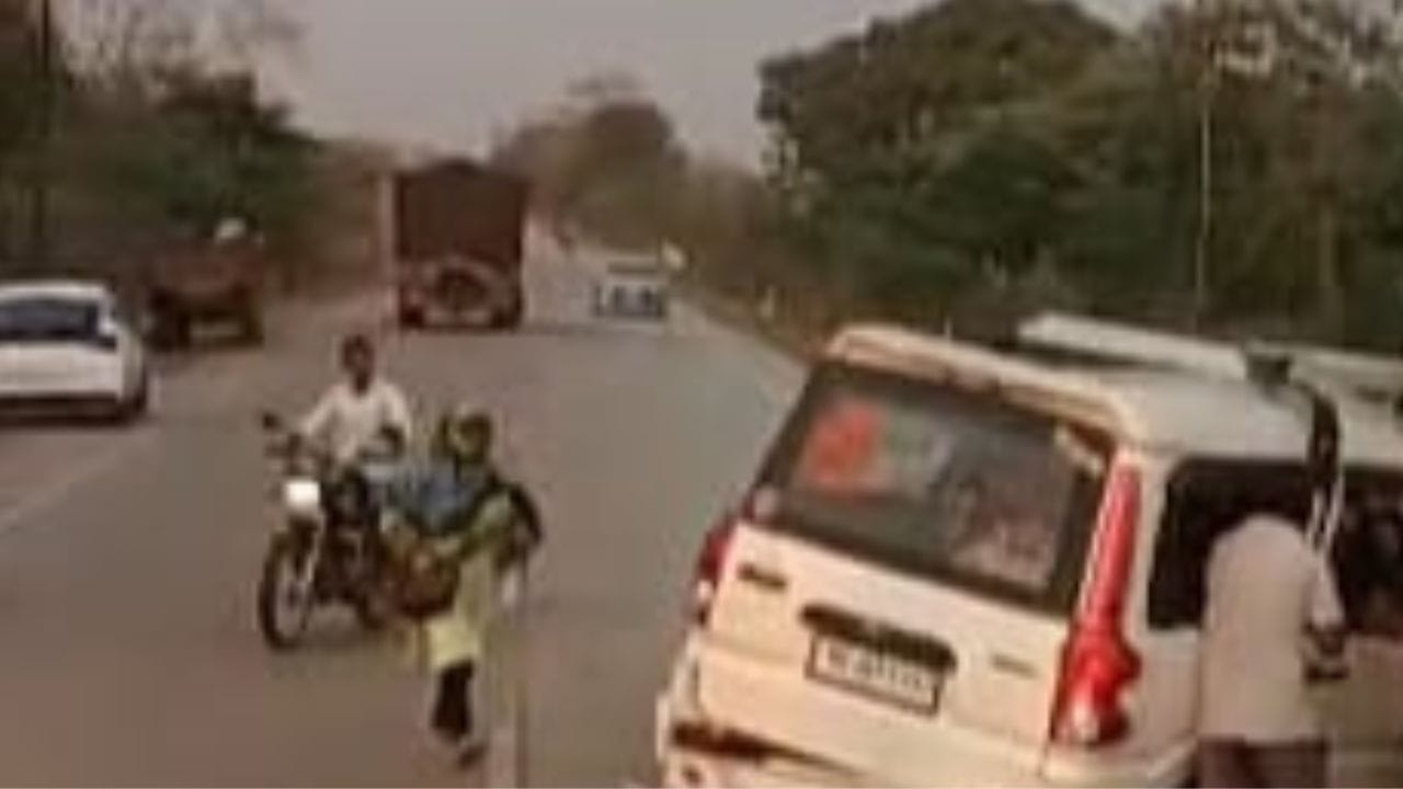 लग्नाची वरात घेऊन ही स्कॉर्पिओ निघाली होती, मात्र वाटेतच वर्‍हाडावर  काळाने घाला घातला आहे, या अपघातामध्ये पाच जणांचा मृत्यू झाला असून सहा जण गंभीर जखमी झाले आहेत.