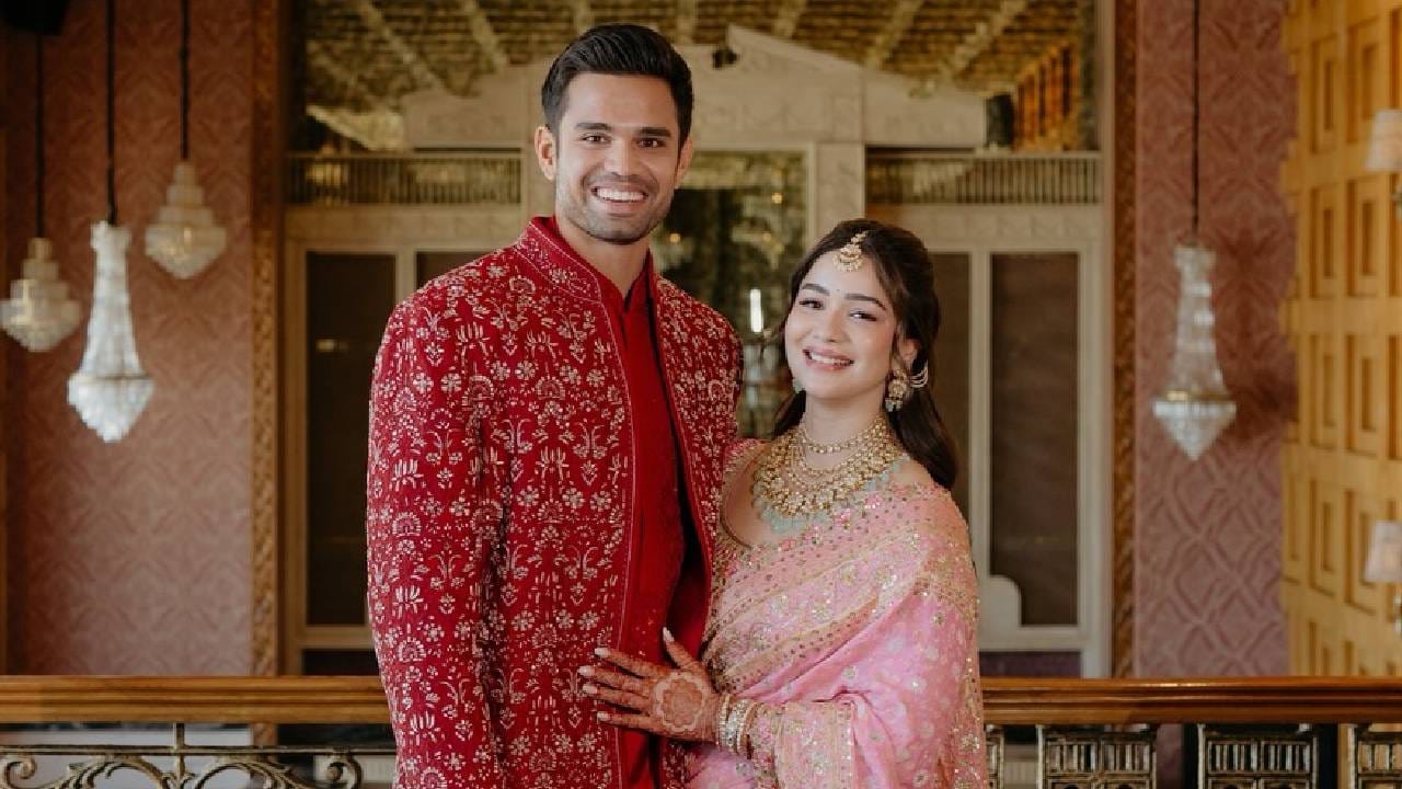 आणखी एका फोटोमध्ये गुलाबी साडीत सुंदर दिसणारी सारा तिच्या धाकट्या भावासोबत आहे, दोघांच्या चेहऱ्यावर हसून, आनंद खूप झळकतोय.