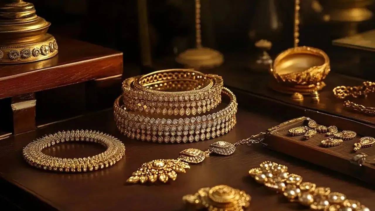 जळगावच्या सराफ बाजारात सोने चांदीच्या दरात घसरण सुरू आहे. गेल्या चोवीस तासात सोन्याच्या दरात तब्बल 4 हजार रुपयांची घसरण झाली आहे. तर चमकणार धातू चांदीही मागे कसा राहील,  चांदीचे दरही एकूण 6 हजार रुपयांनी घसरले आहेत.