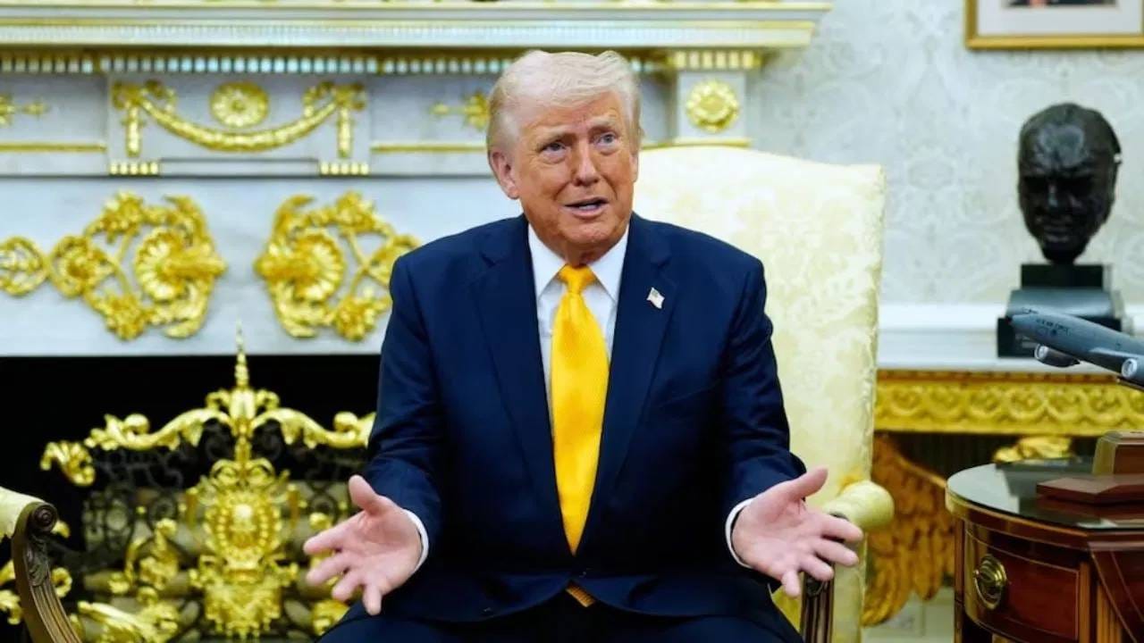 अमेरिकेची नजर इराणच्या तेल भांडारावर आहे. अमेरिकेकडे अनेक पर्याय आहेत आणि ते खार्ग बेट ताब्यात घेण्याचा पर्याय निवडू शकतात, असं फायनान्शिअल टाइम्सशी बोलताना, ट्रम्प यांनी  म्हटलं.  "खरं सांगायचं तर, इराणचे तेल ताब्यात घेणे ही माझी सर्वात आवडती गोष्ट आहे," असंही ते म्हणाल्याची माहिती समोर आली आहे. " कदाचित खार्ग बेट ताब्यात घेऊ  किंवा कदाचित घेणारही नाही. आमच्याकडे अनेक पर्याय आहेत. याचा अर्थ असाही होतो की, आम्हाला तिथे काही काळ थांबावे लागेल."  असं ट्रम्प म्हणाले. या बेटावरील इराणची सुरक्षा व्यवस्था कमकुवत आहे,आम्ही ते बेट अगदी सहजपणे ताब्यात घेऊ शकतो, असा दावाही अमेरिकेच्या राष्ट्राध्यक्षांनी केला.  ( Photos : File Photos) 