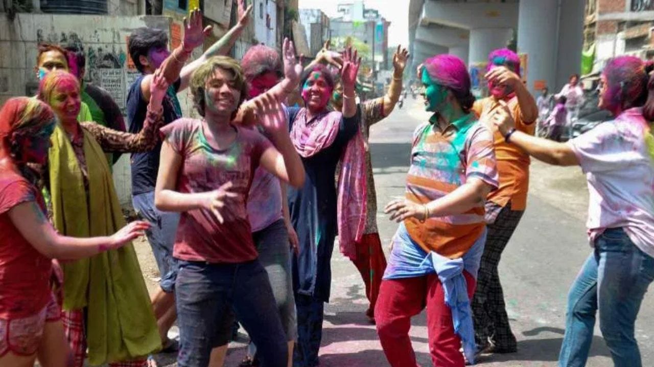 'वाईट गोष्टी विसरून चांगल्या गोष्टींचा आनंद लुटणे म्हणजे होळी, तुमचे आयुष्य रंगीबेरंगी आणि यशस्वी होवो, तुम्हाला होळीच्या हार्दिक शुभेच्छा' अशा पद्धतीने तुम्ही तुमच्या प्रियजनांना होळीच्या शुभेच्छा देऊ शकतात. 