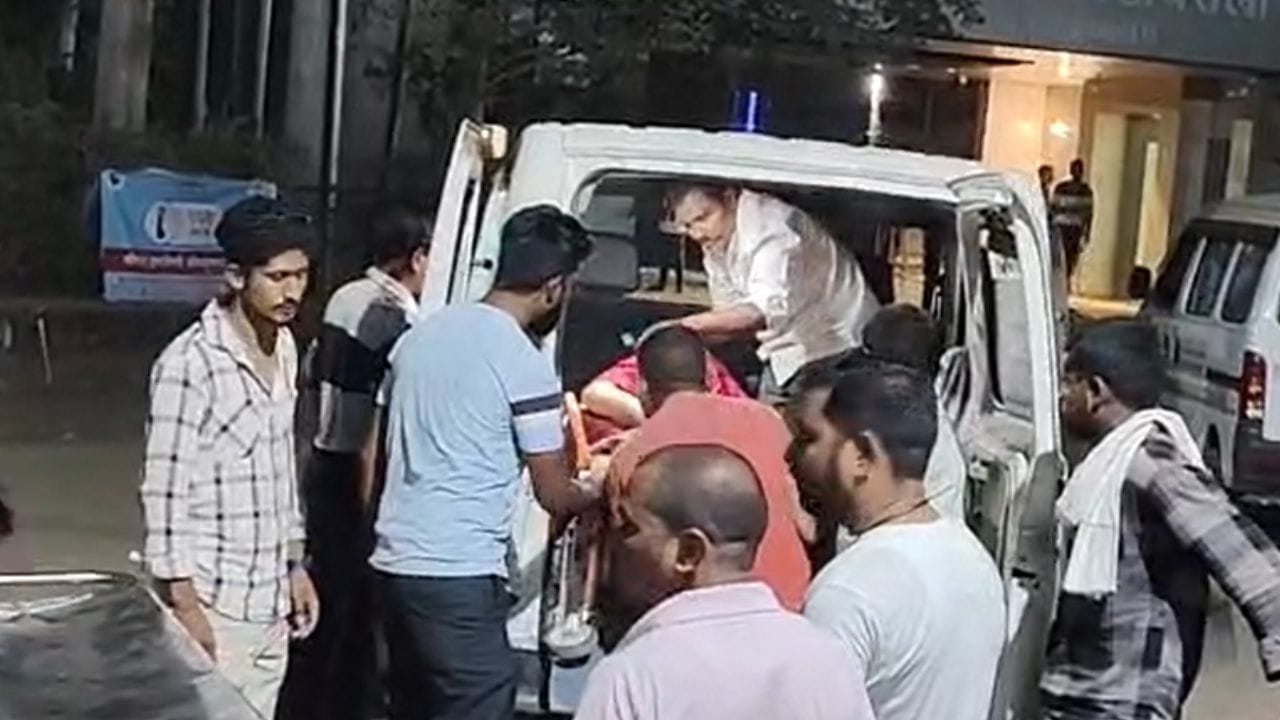 जखमी लोकांना स्थानिकांच्या मदतीनं रुग्णालयात दाखल करण्यात आलं आहे. त्यांच्यावर उपचार सुरू आहे, मात्र मृतांचा आकडा वाढण्याची भीती व्यक्त केली जात आहे.  