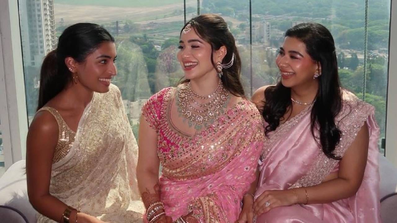 अर्जुनच्या लग्नात  सारा तेंडुलकरचा लूकही खूप चर्चेत होता. तिने या खास दिवसासाठी प्रसिद्ध डिझायनर मनीष मल्होत्राने डिझाइन केलेली गुलाबी साडी नेसली होती. या साडीत  जरी आणि रेशमी भरतकाम होते. यामध्ये ती खूप सुंदर दिसत होती. 