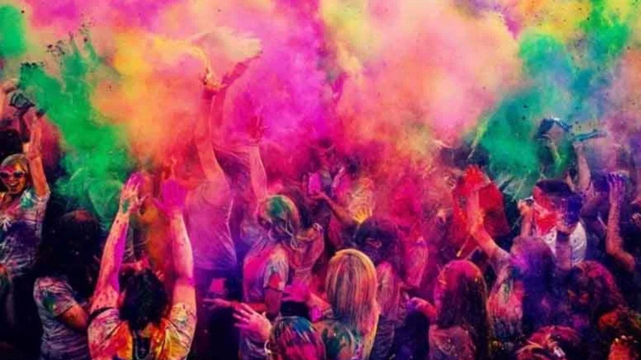  'भिजू दे रंग आणि अंग स्व‍च्छंद, अखंड उडू दे मनी रंगतरंग, व्हावे अवघे जीवन दंग असे उधळू आज हे रंग, धुळवडीच्या हार्दिक शुभेच्छा'