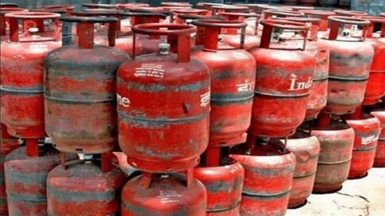 भारतामध्ये गॅस सिलिंडरच सर्वात पहिलं कनेक्श हे पश्चिम बंगालची राजधानी कोलकातामध्ये देण्यात आलं होतं. कोलकातामधूनच गॅस सिलिंडर वापरण्यास सुरुवात झाली. 