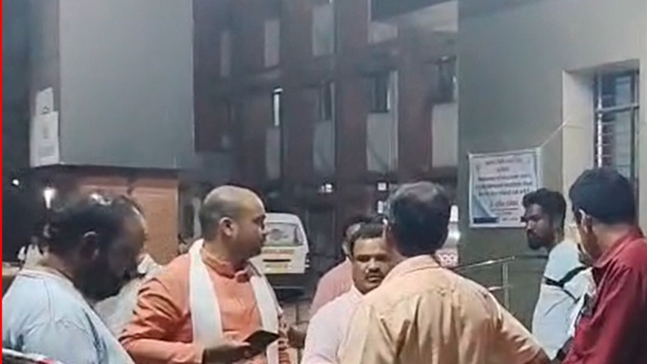 गडचिरोली- चामोर्शी राष्ट्रीय महामार्गावरील कुरुड जवळ  स्कॉर्पिओ आणि खसगी बसची धडक झाली, या अपघातामध्ये स्कॉर्पिओमधील पाच जणांचा जागीच मृत्यू झाला आहे.  