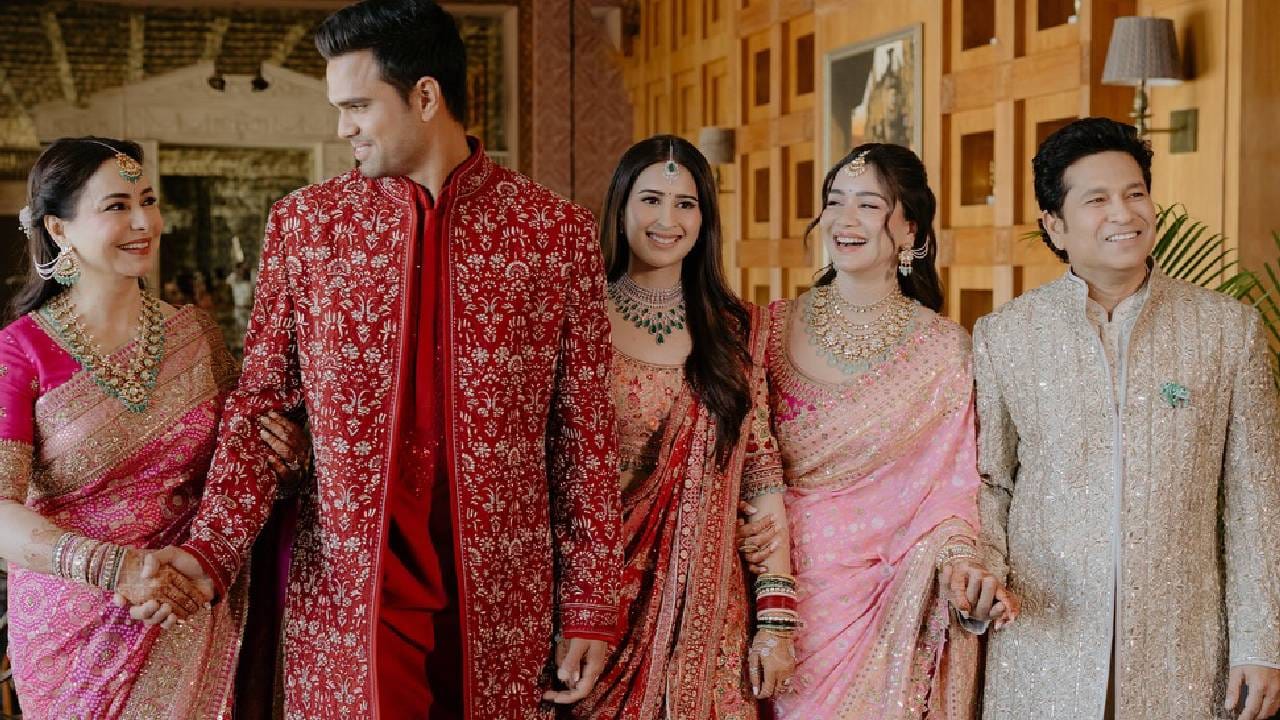 क्रिकेटचा देव म्हणून ओळखला जाणारा सचिन तेंडुलकर गेल्या काही काळापासून त्याचा मुलगा अर्जुन तेंडुलकरच्या लग्नामुळे चर्चेत आहे. 5 मार्चला अर्जुन तेंडुलकर आणि सानिया चंडोक लग्नबंधनात अडकले. मुंबईतील या भव्य विवाह सोहळ्याला क्रिकेट आणि चित्रपट जगतातील अनेक सेलिब्रिटी उपस्थित होत्या. लग्नाचे व्हिडिओ आणि फोटो सोशल मीडियावर व्हायरल झाले आहेत. (All Photos : Instagram / Sara Tendulkar)