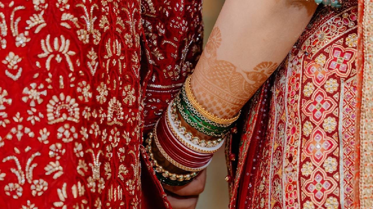 साराने लग्नातील काही सुंदर फोटो इंस्टाग्राम पोस्टमध्ये शेअर केले आहेत, ज्यात तिने तिच्या वहिनी सानियासाठी गोड शब्दांत मेसेज लिहीला आहे.  "माझा लहान भाऊ आता सानियाचा झालाय" असं लिहीत तिने त्यांना आयुष्यभराच्या या प्रवासासाठी खूप शुभेच्छा दिल्या आहेत. 