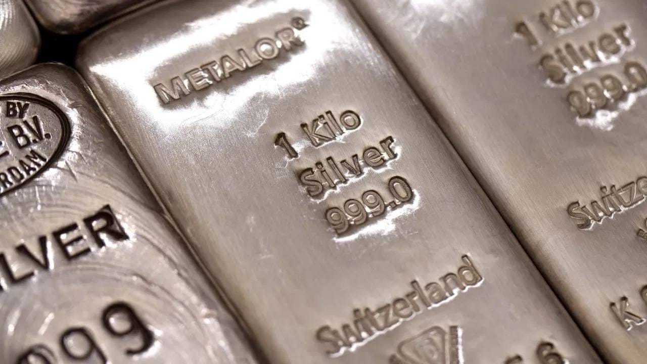 युद्धाची तीव्रता अशीच कायम राहिली तर सोने चांदीच्या दरात अजूनही घसरण होण्याचा अंदाज सुवर्ण व्यासायिक व्यक्त करत आहेत. त्यामुळे ग्राहकांना मात्र मोठा दिलासा मिळू शकतो. 