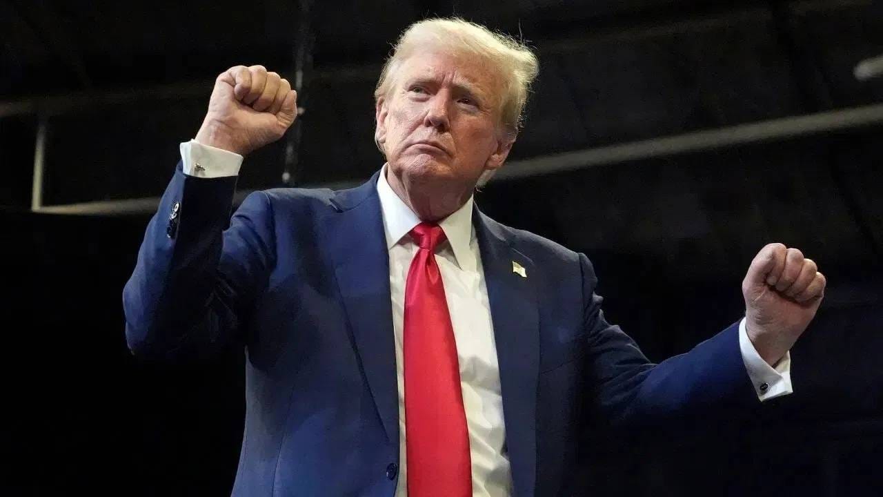  उत्तर पर्शियन आखातात, इराणच्या दक्षिण किनाऱ्यालगत बुशेहरजवळ वसलेल्या खार्ग बेटाचं, इराणचे प्रमुख तेल निर्यात केंद्र म्हणून प्रचंड सामरिक महत्त्व आहे. हे बेट देशाच्या आर्थिक आणि लष्करी सामर्थ्याचा एक प्रमुख आधारस्तंभ मानलं जातं. ऊर्जा तज्ज्ञांच्या मते, हे बेट इराणच्या कच्च्या तेलाच्या जागतिक बाजारपेठेतील निर्यातीसाठी एक महत्त्वाचे प्रवेशद्वार आहे. विविध किनारी आणि सागरी तेलक्षेत्रांमधून पाईपलाईनद्वारे कच्चे तेल येथील साठवणूक केंद्रांवर आणले जाते आणि नंतर मोठ्या टँकरद्वारे त्याची निर्यात केली जाते. ( Photos : File Photos) 