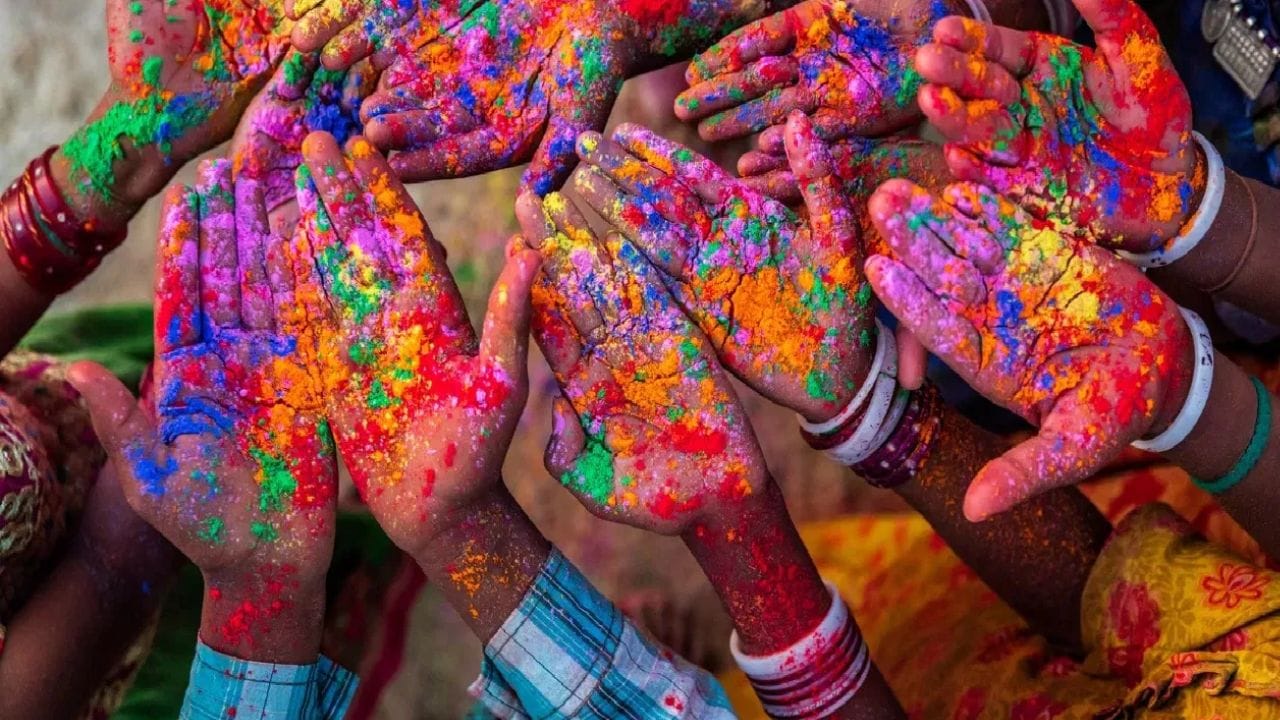 'होळी पेटू दे, द्वेष, मत्सर जळू दे, आगामी वसंत ऋतूत तुमच्या आयुष्यात सुख- समृद्धीची उधळण होऊ दे! होळीच्या हार्दिक शुभेच्छा'