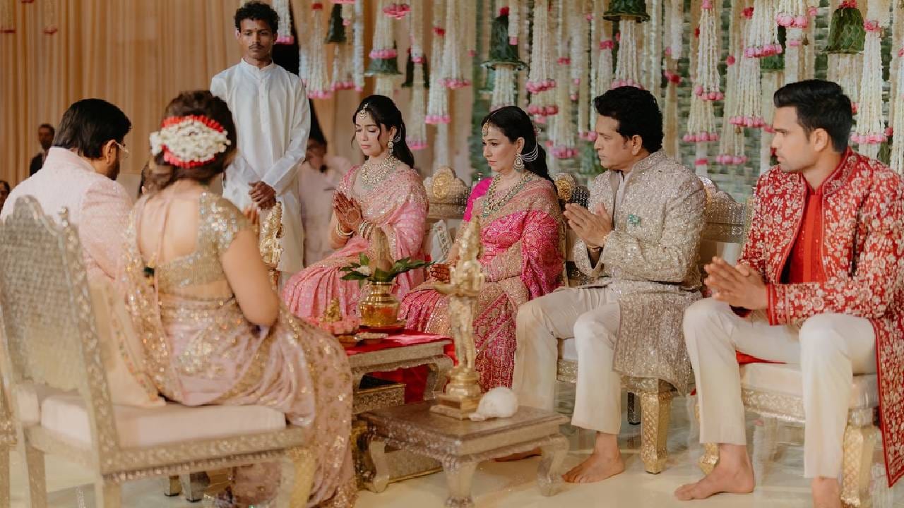 तिचा लूक पूर्ण करण्यासाठी, साराने पारंपारिक मीनाकारी नेकलेस, कानातले, मांग टिक्का आणि ब्रेसलेट घातले होते. साराचा नेकलेस बनवण्यासाठी सुमारे 360 तास लागले. त्याची किंमत 40 ते 60 लाख असावी असा अंदाज आहे. 