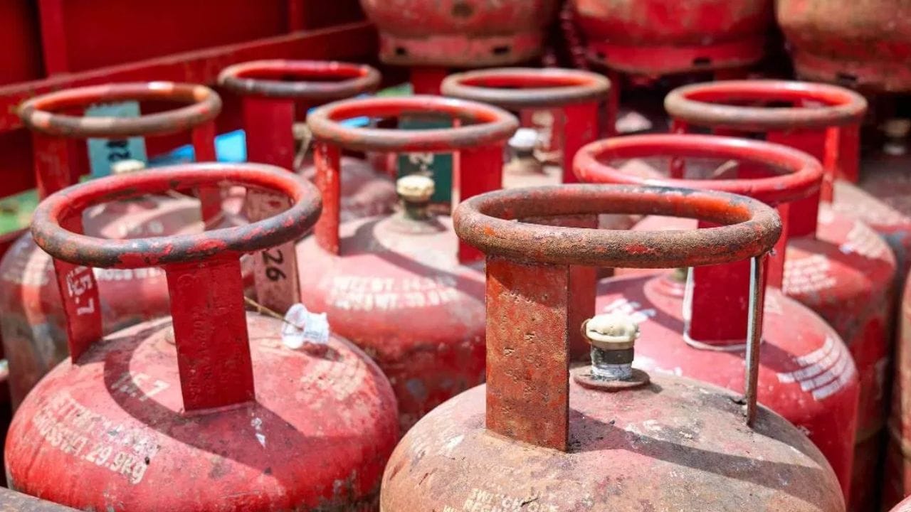 सुरुवातील फक्त 2000 लोकांना गॅसचं कनेक्शन देण्यात आलं होतं, मात्र त्यानंतर त्याची उपयोगिता पाहून हळुहळु संपूर्ण देशभरात त्याचा वापर सुरू झाला. आता जवळपास देशातील सर्वच कुटुंब एलपीजी गॅस वापरत आहेत. 