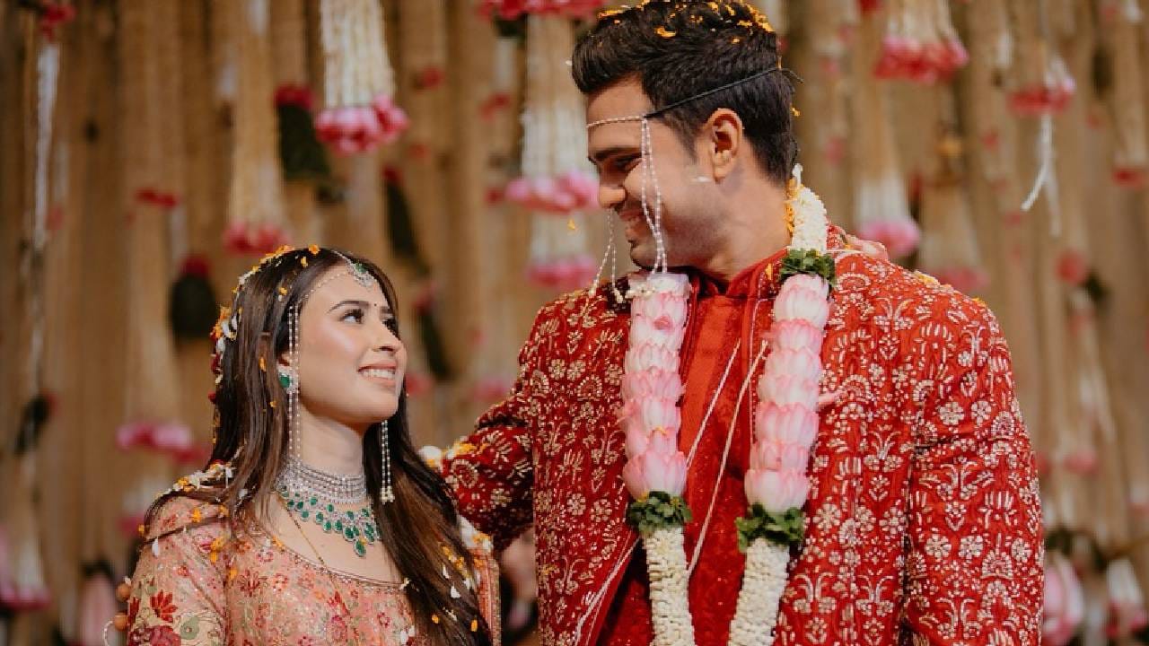 याच दरम्यान आता, अर्जुनची बहीण, सचिनची लेक सारा तेंडुलकरने लग्नातील काही अनसीन फोटो सोशल मीडियावर शेअर केले आहेत, ज्यामुळे चाहते खूप खुश झाले आहेत. या फोटोंसोबत साराने एक भावनिक पोस्टही लिहिली आहे, जी खूप व्हायरल होत आहेत. 