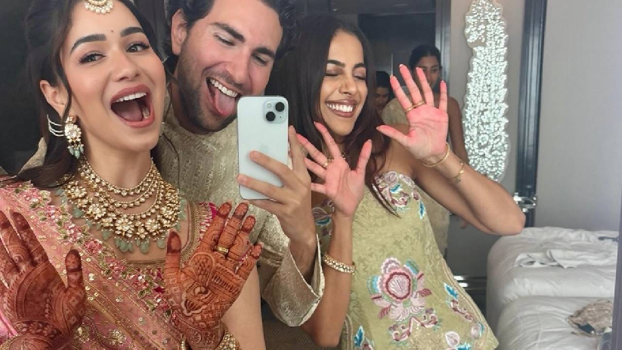 काही फोटोत सारा तेंडुलकर ही तिचे कुटुंबीय तसेच मित्र-मैत्रिणींसोबत लग्न एन्जॉय करताना दिसली. तिच्या या फोटोंवर लाखो लाईक्स आणि कमेंट्स आल्या आहेत. 