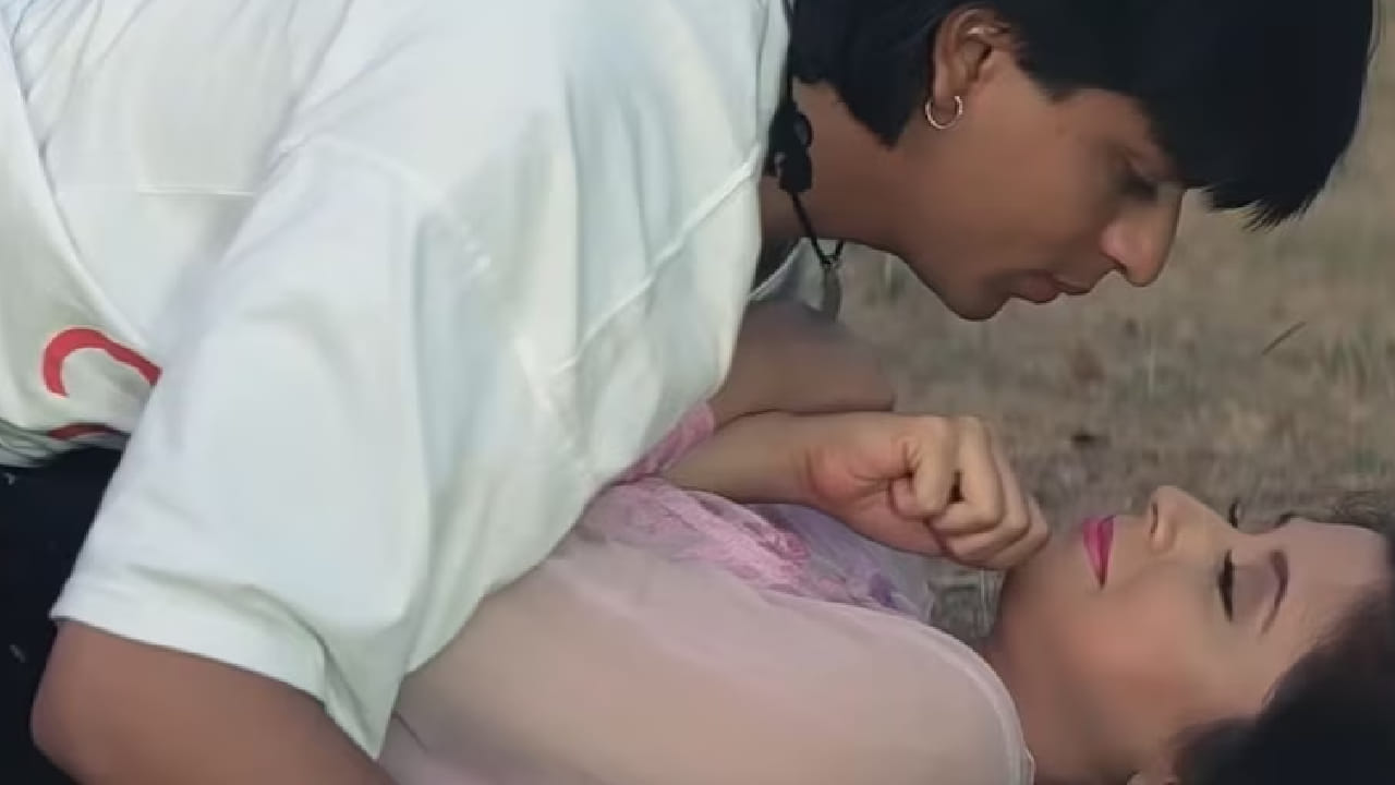 90 च्या दशकात बॉलिवूडमध्ये अनेक अशा चित्रपटांनी प्रेक्षकांना एका वेगळ्याच जगात नेले. हा काळ असा होता की जेव्हा शाहरुख खान बॉलिवूडमध्ये आपली वेगळी ओळख निर्माण करत होता. त्या काळात त्याने अनेक वेगवेगळ्या चित्रपटांमध्ये काम केले. त्यापैकीच एक म्हणजे Chamatkar हा चित्रपट.