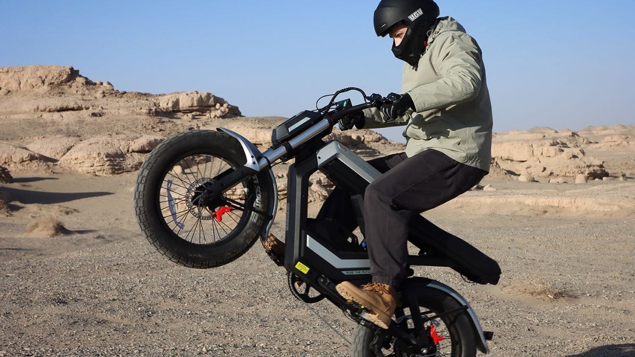 ‘ही’ बाईक बटण दाबताच स्टंट मारण्यास सुरवात करेल, मागील चाकावर उभी राहील, जाणून घ्या ‘ही’ बाईक बटण दाबताच स्टंट मारण्यास सुरवात करेल, मागील चाकावर उभी राहील, जाणून घ्या