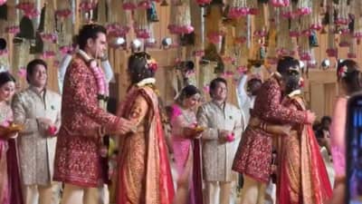Arjun Tendulkar Wedding : अर्जुन तेंडुलकरच्या गळ्यात पडून...वरमाला गळ्यात पडताच सानियाने केलं असं काही की...व्हिडीओची तुफान चर्चा!