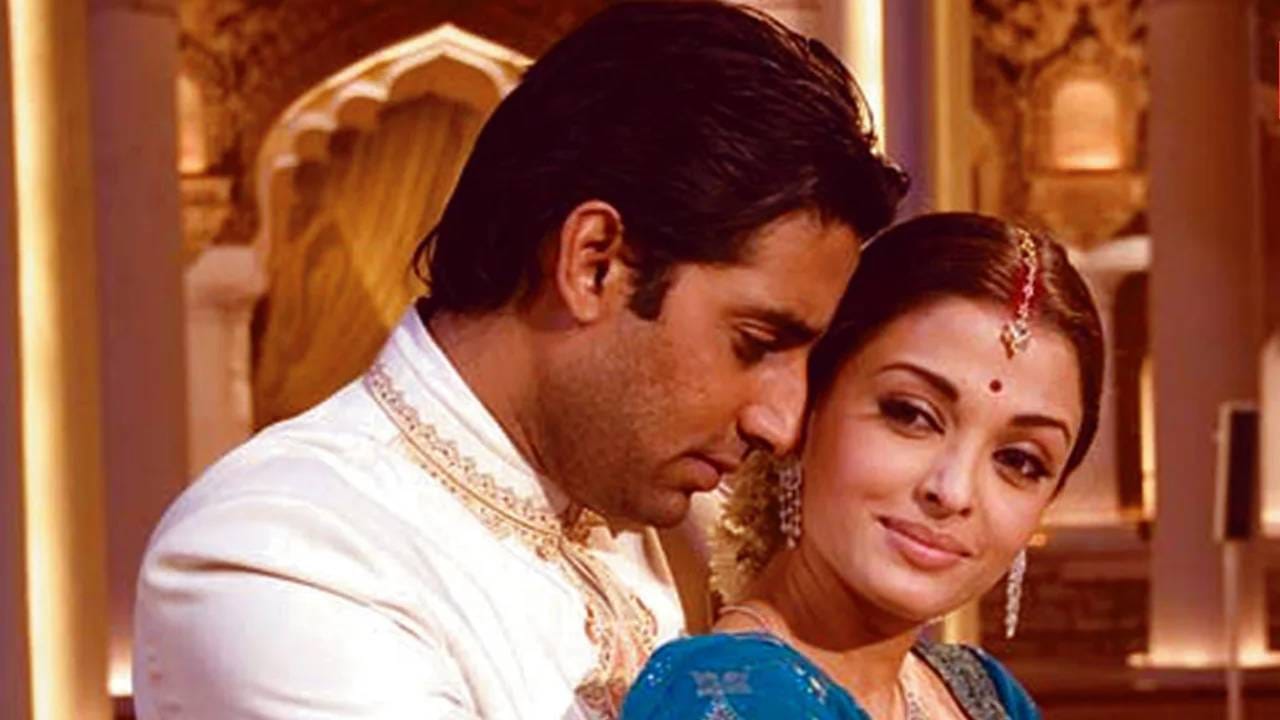 कमाईच्या बाबतीत अभिनेत्री ऐश्वर्या राय तिचा पती अभिषेक बच्चनच्या पुढे आहे. मीडिया रिपोर्ट्सनुसार, ऐश्वर्याची एकूण संपत्ती जवळपास 900 कोटी रुपये आहे. तर अभिषेकची संपत्ती 200 ते 280 कोटी रुपयांदरम्यान आहे. ब्रँड एंडोर्समेंटमधून ऐश्वर्याची सर्वाधिक कमाई होत आहे.