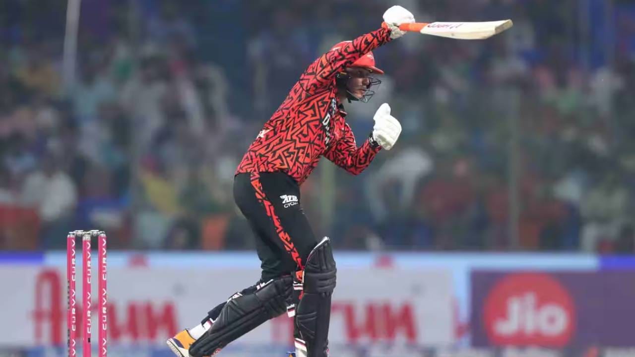 अभिषेक शर्मा या यादीत आघाडीवर आहे. त्याच्या आक्रमक खेळीने त्याने लक्ष वेधून घेतलं आहे. युवराज सिंगने ट्रेनिंग दिल्यानंतर मागच्या आयपीएल पर्वात त्याच्या फलंदाजीची धार दिसून आली आहे. इतकंच काय आंतरराष्ट्रीय क्रिकेटमध्येही त्याने आक्रमक बाणा दाखवला आहे. आयपीएल स्पर्धेत सनरायझर्स हैदराबादकडून मैदानात उतरणार आहे. (Photo- IPL/BCCI)