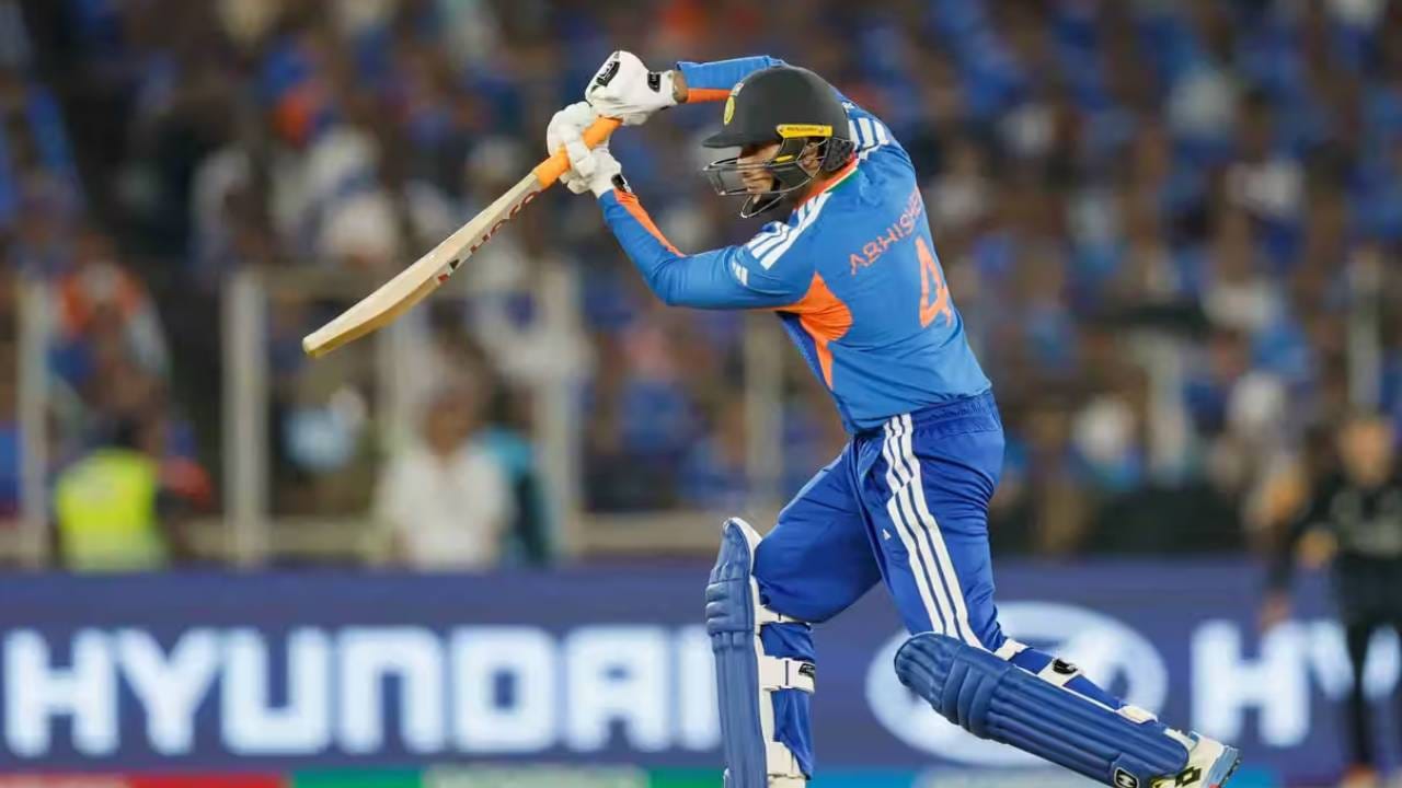 वनडे वर्ल्डकप 2027 स्पर्धेच्या राखीव सलामीवीराच्या जागेसाठी तीन खेळाडू शर्यतीत आहेत. यात यशस्वी जयस्वाल, इशान किशन आणि अभिषेक शर्मा ही नावं आहेत. त्यामुळे अभिषेक शर्मासाठी सलामीची जागा मिळवणं वाटतं तितकं सोपं नाही. कारण यशस्वी जयस्वाल आणि इशान किशनही तितक्याच ताकदीचे फलंदाज आहेत.  (Photo- BCCI)