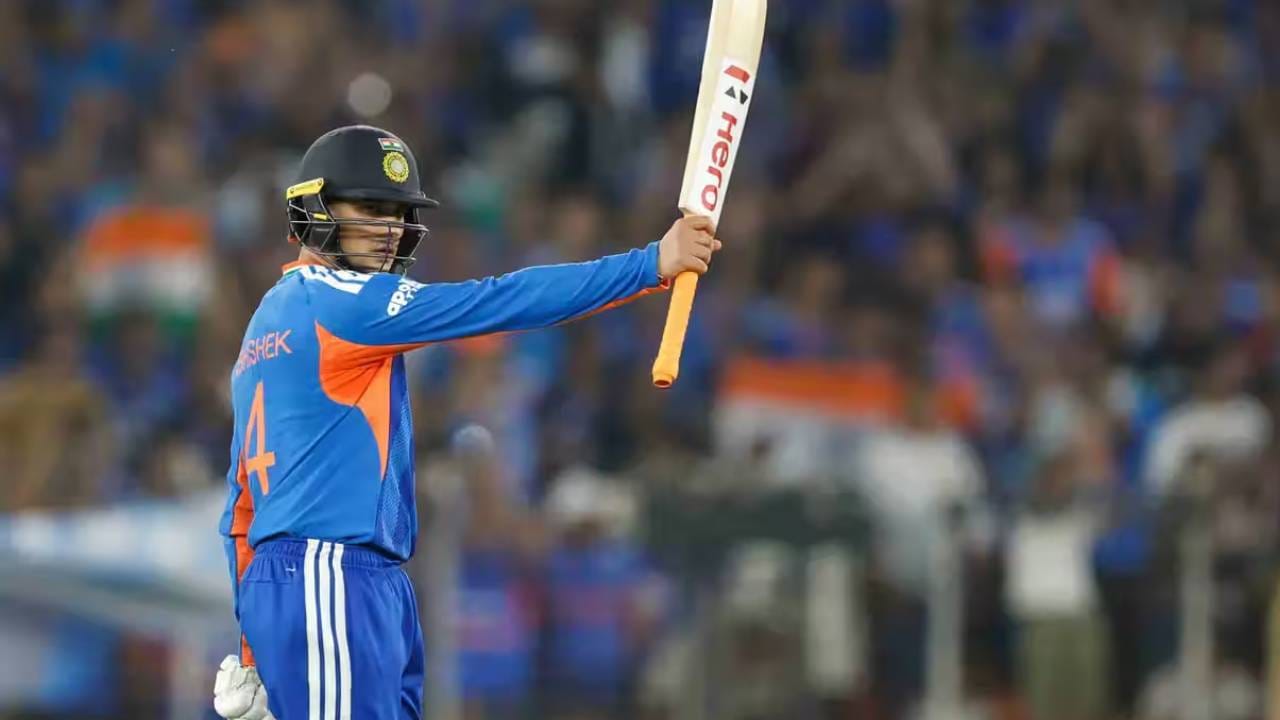 अभिषेक शर्माला वनडे संघात स्थान मिळेल की नाही येथपासून सुरूवात आहे. कारण सलामीच्या जागेसाठी तीन नावांमध्ये चुरस आहे. तसं पाहिलं दोन नावं तर ठरली आहेत. रोहित शर्मा आणि कर्णधार शुबमन गिल सुरुवात करतील. पण या जोडीपैकी एखादा दुखापतग्रस्त झाला किंवा फॉर्म गमावला. तर त्या जागी दुसऱ्या खेळाडूची निवड होईल.  (Photo- BCCI)