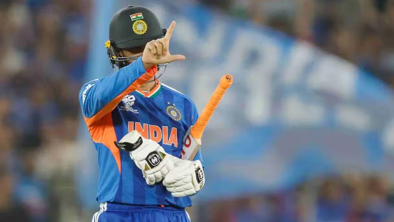 वनडे वर्ल्डकप 2027 स्पर्धा सप्टेंबर आणि ऑक्टोबरमध्ये दक्षिण आफ्रिका, झिम्बाब्वे आणि नामिबिया येथे खेळली जाईल. या स्पर्धेसाठी टीम इंडियाने शुबमन गिलच्या नेतृत्वात संघाची बांधणी करण्यास सुरूवात केली आहे. यासाठी 20 खेळाडूंची नाव निश्चित केली आहेत. यात अभिषेक शर्माचं देखील नाव आहे. (Photo- BCCI)