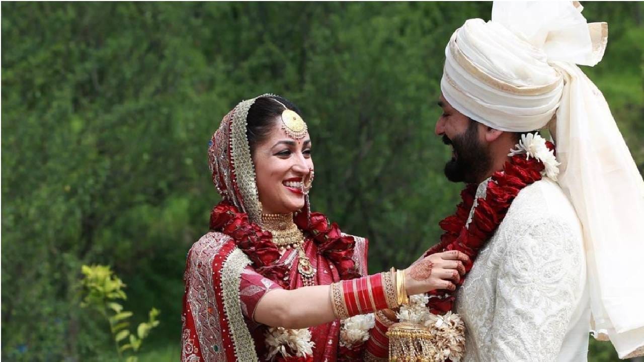 'धुरंधर' आणि 'धुरंधर: द रिव्हेंज' या दोन्ही चित्रपटांच्या प्रचंड यशानंतर दिग्दर्शक आदित्य धर तुफान चर्चेत आहे. आदित्य आता बॉलिवूड इंडस्ट्रीतल्या सर्वांत यशस्वी दिग्दर्शकांपैकी एक ठरला आहे. या दोन्ही चित्रपटांनंतर त्याच्या संपत्तीतही चांगली वाढ झाली आहे.