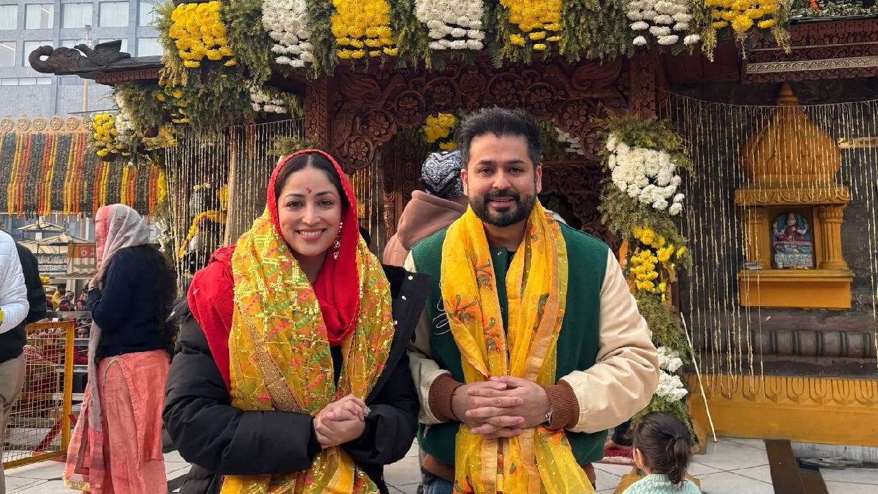 बॉलिवूड इंडस्ट्रीतील पॉवर कपल म्हणून या दोघांकडे पाहिलं जातं. आता 'धुरंधर 2'च्या यशानंतर आदित्यच्या संपत्तीत आणखी वाढ होण्याची शक्यता आहे. या दोन्ही चित्रपटांनी मिळून 2000 कोटी रुपये कमावले आहेत. दुसऱ्या भागाची कमाई अद्याप सुरूच आहे.