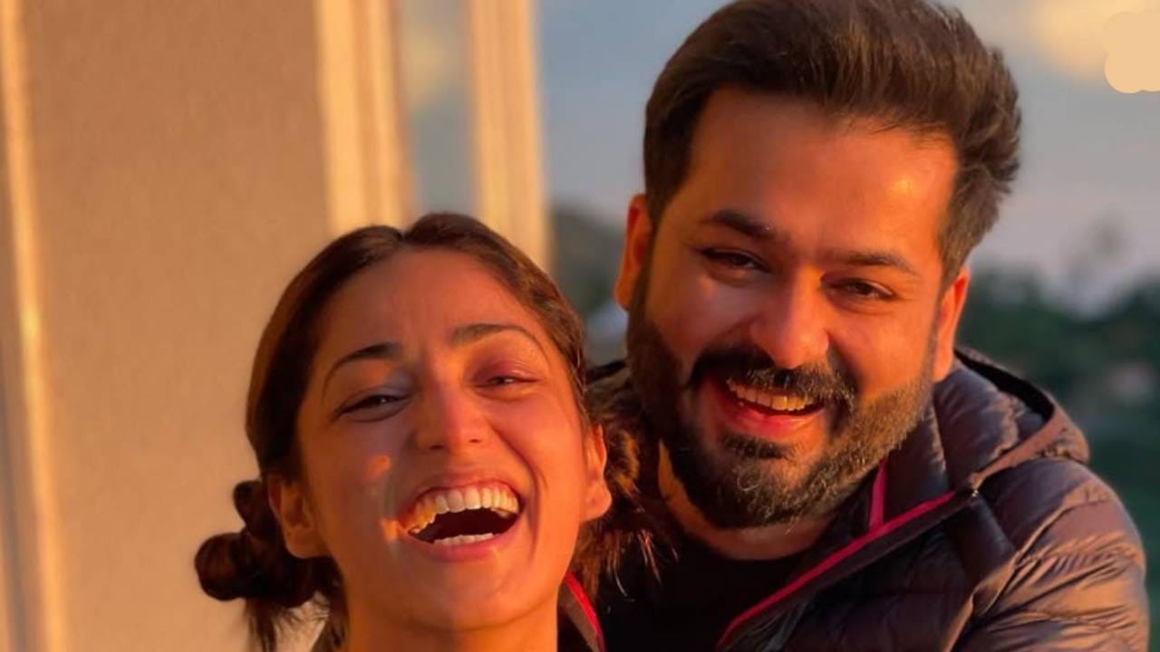 आदित्यची पत्नी आणि अभिनेत्री यामी गौतमसुद्धा अभिनयक्षेत्रात नाव कमावतेय. 'हक' या चित्रपटातील तिच्या दमदार अभिनयकौशल्याचं प्रेक्षकांकडून खूप कौतुक झालं. यामी आणि आदित्य यांच्याकडे एकूण किती संपत्ती आहे, ते पाहुयात..