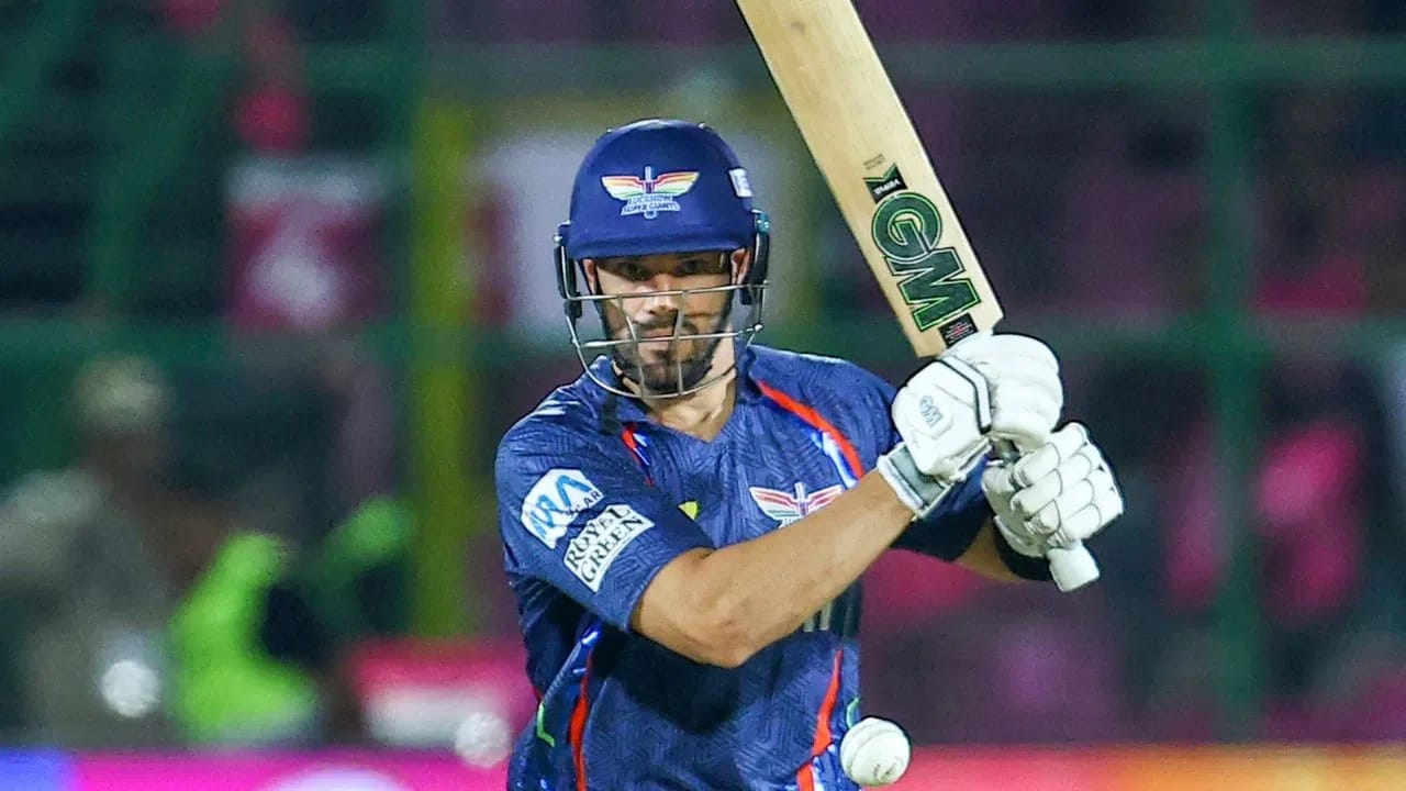 आयपीएलच्या 19 व्या मोसमाला 28 मार्चपासून सुरुवात होणार आहे. या हंगामासाठी क्रिकेट चाहत्यांमध्ये उत्साहाचं वातावरण आहे.अशात आता द हंड्रेड या स्पर्धेबाबत मोठी अपडेट समोर आली आहे. दक्षिण आफ्रिकेच्या टी 20i संघाचा कर्णधार एडन मारक्रम याला एमएसजी अर्थात मॅनचेस्टर सुपर जायंट्सच्या नेतृत्वाची जबाबदारी देण्यात येऊ शकते. मार्करम या आगामी हंगामातील सर्वात महागडा खेळाडू आहे. एडनसाठी फ्रँचायजीने जवळपास 2 कोटी 46 लाख रुपये मोजले. (Photo Credit : PTI)