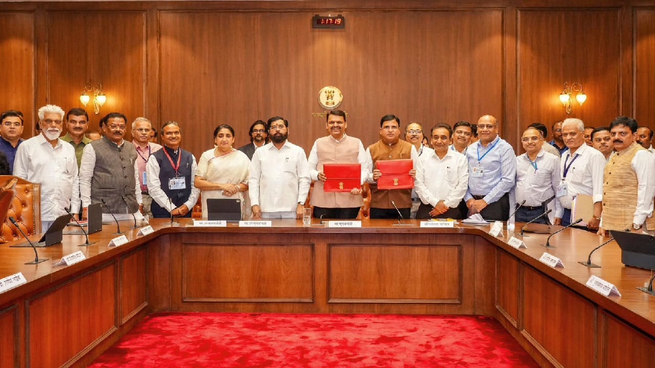 सांगायचं झालं तर, अजित पवार कोणत्याही मोठ्या सरकारी कामासाठी किंवा सभेसाठी अजित पवार गुलाबी रंगाचा जॅकेट घालायचे...  त्यामागे देखील मोठं कारण होतं. आता अजित पवार यांची कमतरता भासू नये म्हणून देवेंद्र फडणवीस यांनी देखील गुबाली रंगाचं जॅकेट घातलं. 