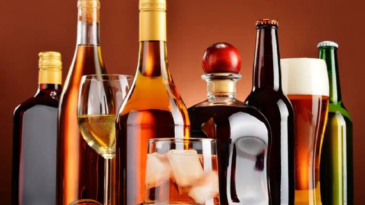Alcohol consumption: देशात बिहार, गुजरात आणि नागालँड ही राज्य देशात ड्राय स्टेट म्हणून ओळखली जातात. या राज्यात दारू बंदी जाहीर आहे. तर लक्षद्वीप या बेटावर ही दारु बंदी आहे. पण देशात या राज्यात महिला पुरुषांपेक्षा अधिक मद्य सेवन करतात. अर्थात त्यामागे काही परंपरा आहेत.