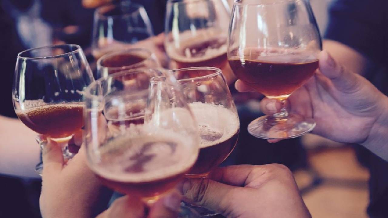 पुरूषांपेक्षा महिलांचं दारू पिण्याचे सर्वाधिक प्रमाण हे अरुणाचल प्रदेश या राज्यात अधिक आहे. येथील जवळपास 24.2% महिला दारू पितात. दारू येथील संस्कृतीचा एक महत्त्वाचा भाग आहे. येथील लोकांची ही खास प्रथा आहे. येथे 'अपोन्ग' म्हणजे तांदळापासून तयार केलेली बिअर पिण्याची प्रथा आहे.