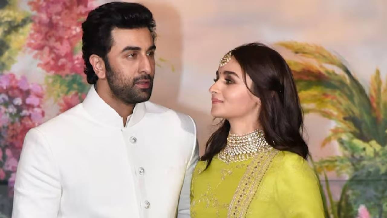 अभिनेत्री आलिया भट्ट ही बॉलिवूडमधील आघाडीच्या अभिनेत्रींपैकी एक आहे. तिने गंगुबाई काठियावाडी, डिअर जिंदगी, उडता पंजाब, हायवे यांसारख्या चित्रपटांमध्ये दमदार भूमिका साकारल्या आहेत. आलिया जवळपास 550 कोटी रुपयांच्या संपत्तीची मालकीण आहे. तर रणबीरची संपत्ती सुमारे 345 कोटी रुपये इतकी आहे. 
