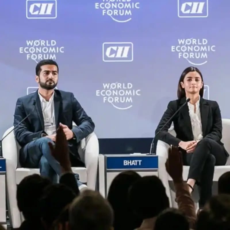 ​कविन मित्तल (Kavin Bharti Mittal) - आलिया भट्टचे अनेक स्टार्ससोबत तसेच उद्योगपती सुनील मित्तल यांचा मुलगा कविन मित्तलसोबत अफेअर असल्याची चर्चा रंगलेली. पण, दोन्ही बाजूंनी यावर कोणतीही प्रतिक्रिया दिलेली नाही.