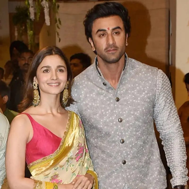रणबीर कपूर (Ranbir Kapoor) - अनेक वर्ष रणबीर कपूर याला डेट केल्यानंतर अभिनेत्रीने अभिनेत्यासोबत लग्न करण्याचा निर्णय घेतला. 2022 मध्ये आलिया आणि रणबीर यांनी लग्न केलं. लग्नानंतर आलिया हिने लेक राहा हिला जन्म दिला... सोशल मीडियावर कायम तिघांचे फोटो आणि व्हिडीओ व्हायरल होत असतात. 
