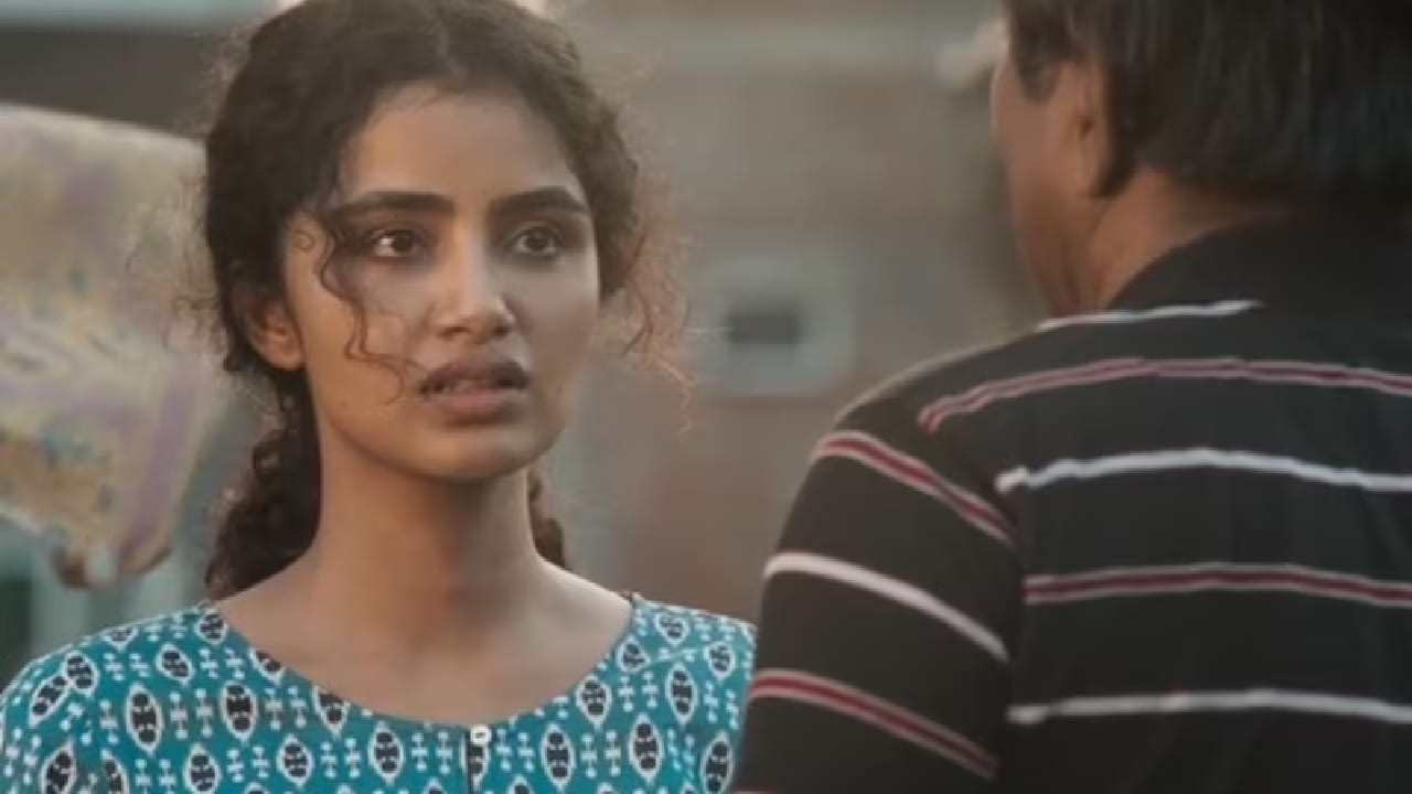 लॉकडाउनच्या काळात ती नोकरीच्या शोधात असताना तिला अनपेक्षितपणे आपण गर्भवती असल्याचे समजते. या परिस्थितीत गर्भपात करण्यासाठी ती प्रयत्न करते, पण लॉकडाउनमुळे सर्व सेवा बंद असल्याने तिच्या अडचणी वाढतात.