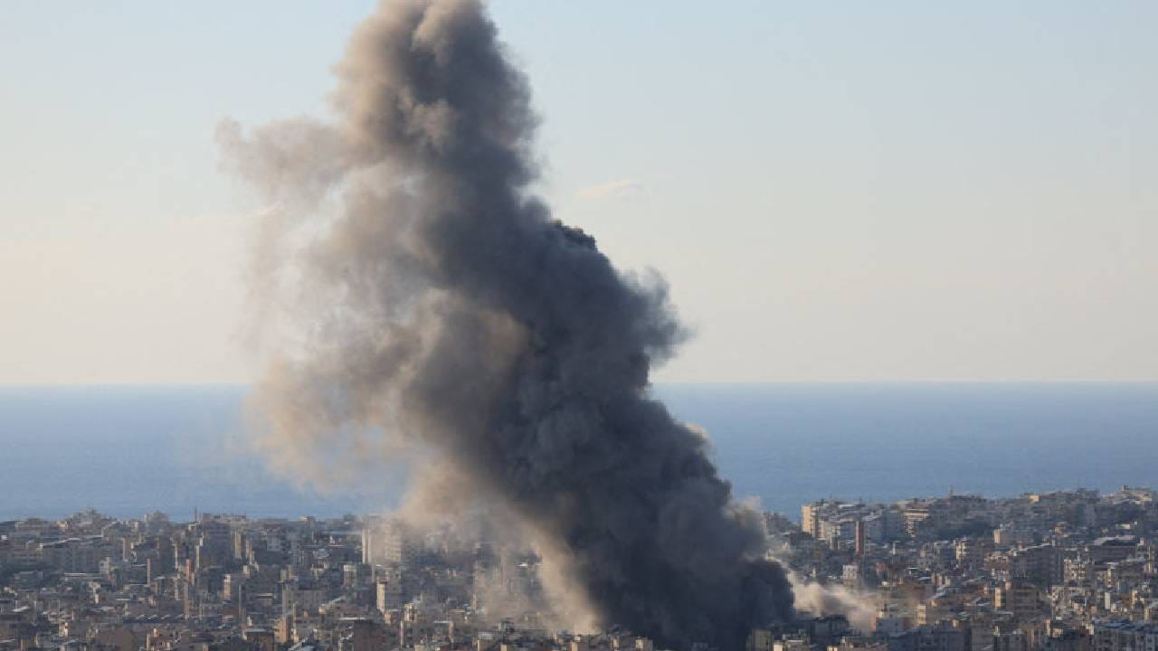 इराणवर हल्ला केल्यानंतर अमेरिका आणि इस्त्रायल देखील संकटात आहे. दररोज 9,000 कोटी रूपयांचे नुकसान होत असल्याचे सांगितले जात आहे. अमेरिकेचे फायटर जेटही पडली आहेत. 