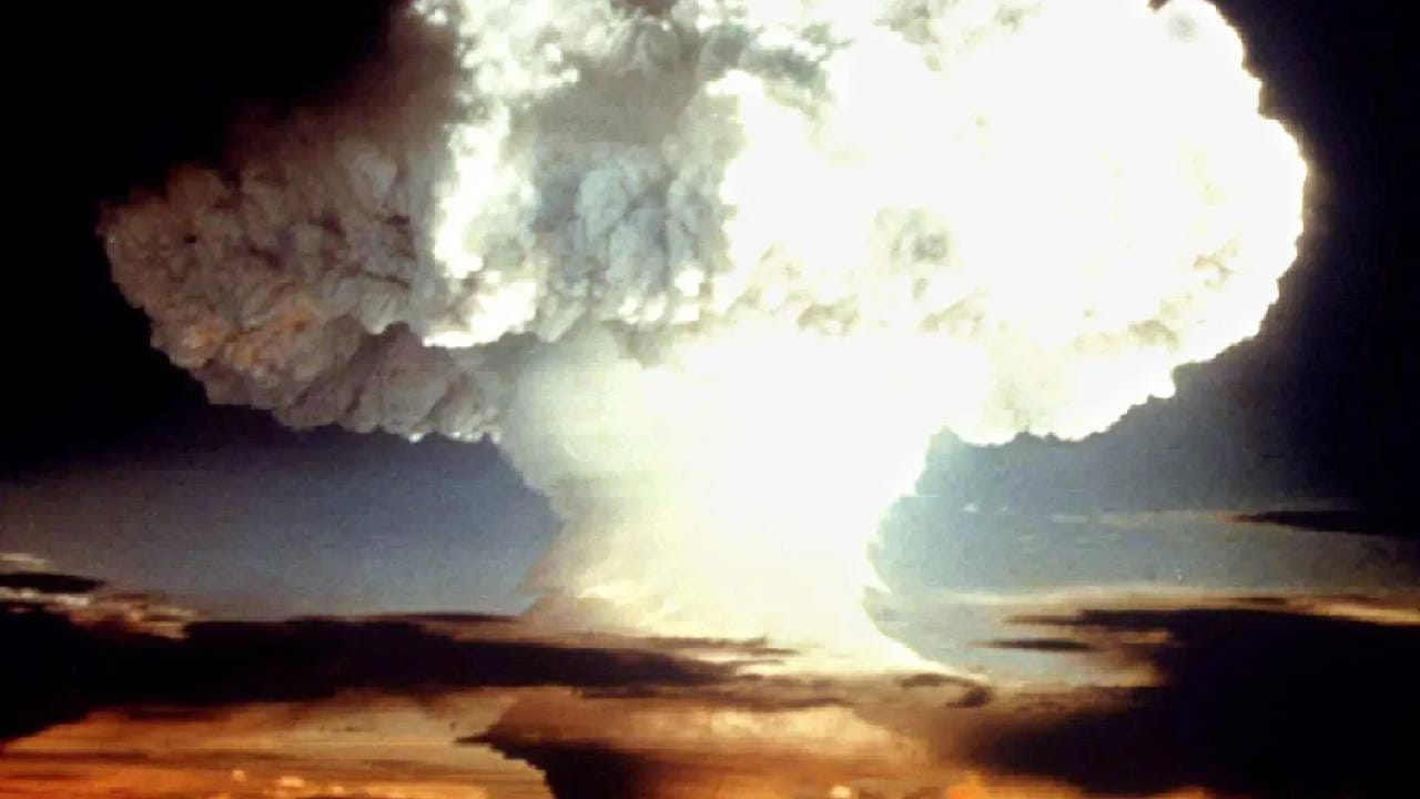 इराण आणि अमेरिका युद्ध टोकाला पोहोचले. थेट हल्ले केले जात आहेत. द मिररच्या अहवालानुसार, ब्रोकन अ‍ॅरो अपघातातील 32 केसमध्ये एकूण सहा अण्वस्त्रे गायब आहेत. त्यापैकी प्रत्येक एक शहर उद्ध्वस्त करण्यासाठी आणि लाखो लोकांना मारण्यासाठी पुरेसा आहे. 