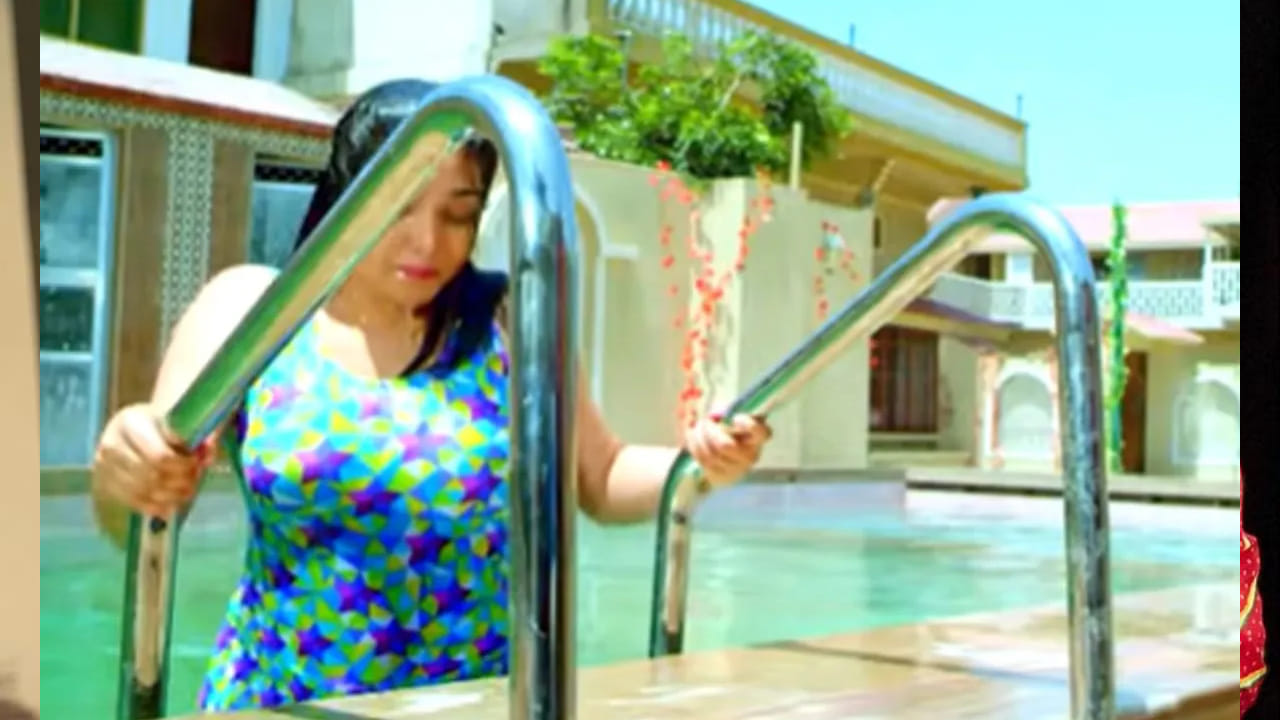 भोजपुरी चित्रपटसृष्टीतील लोकप्रिय अभिनेत्री आम्रपाली दुबे हिच्याबाबत चाहत्यांमध्ये नेहमीच प्रचंड क्रेझ पाहायला मिळते. आपल्या दमदार अभिनय आणि आकर्षक डान्स स्टाइलमुळे तिने प्रेक्षकांच्या मनावर अधिराज्य गाजवले आहे. तिचे तडका-भडका डान्स आणि ग्लॅमरस लूक नेहमीच चर्चेचा विषय ठरतो.