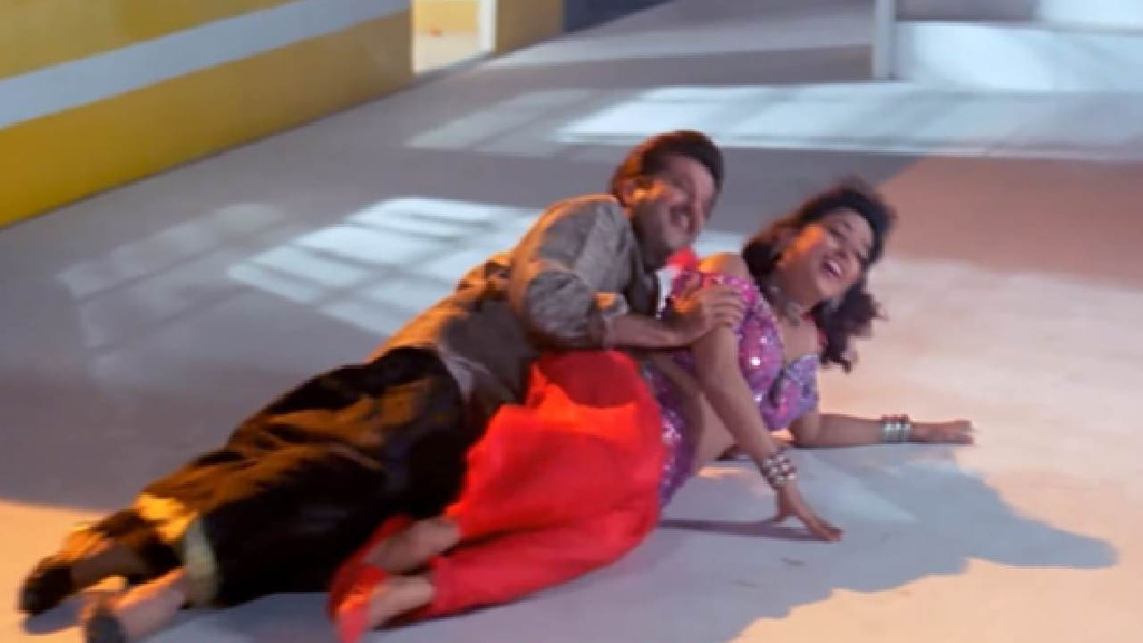 या चित्रपटात मुख्य भूमिकेत अनिल कपूर आणि जूही चावला दिसले होते. दोघांची केमिस्ट्री प्रेक्षकांना खूप आवडली होती. चित्रपटाला चांगला प्रतिसाद मिळाला, पण या चित्रपटातील एका गाण्याने सर्वांचे लक्ष वेधून घेतले.