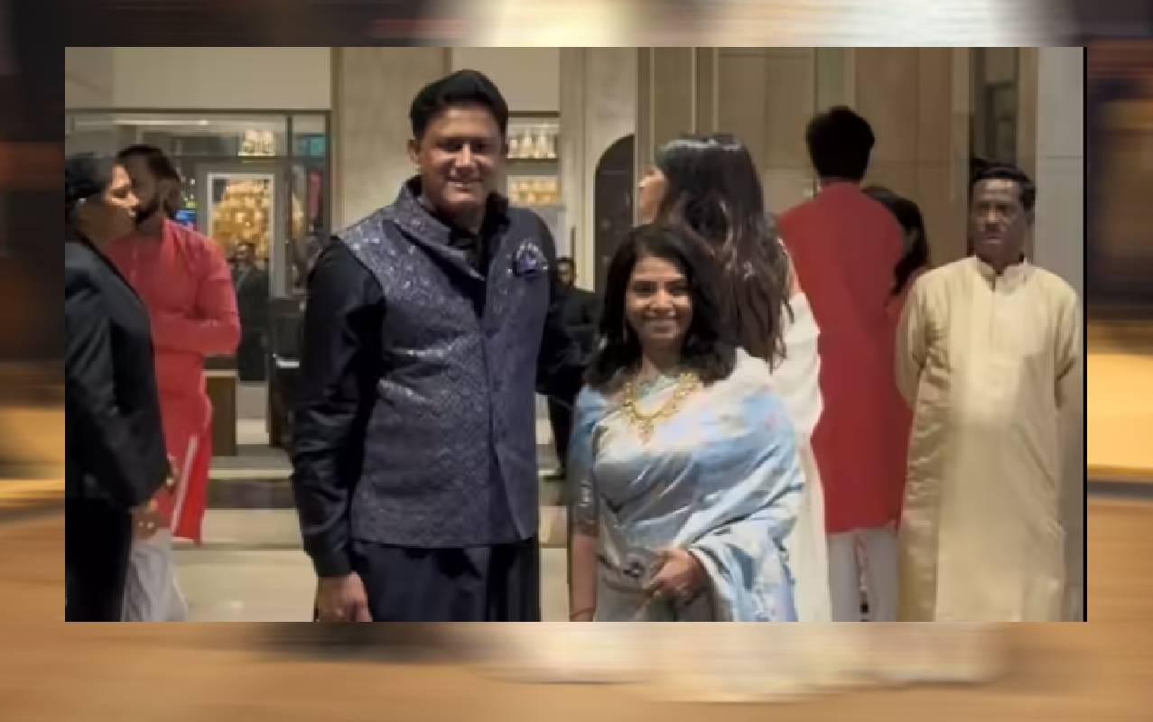 भारताचा दिग्गज लेग स्पिनर अनिल कुंबळे त्याच्या पत्नीसह अर्जुन आणि सानियाच्या लग्नासाठी उपस्थित होता. 